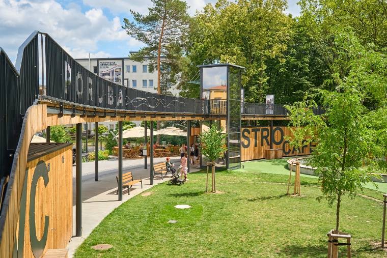 Kruhová dřevěná vyhlídka s terasou nad bistrem na Floridě v Ostravě-Porubě