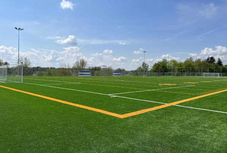 Hřiště s umělou trávou a novou linií ve Sportovním areálu Poruba