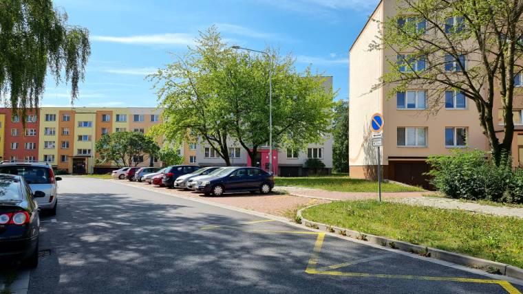 Opravená ulice O. Jeremiáše s parkovacími místy a novou zámkovou dlažbou