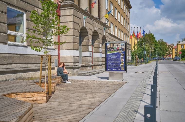 Nový předprostor gymnázia P. Tigrida s dřevěným posezením a CLV modulem
