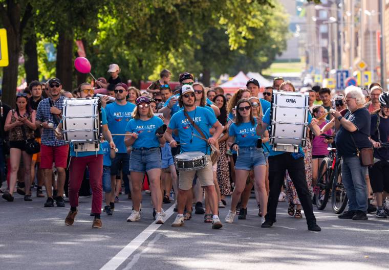 Bubenská kapela v čele průvodu Festivalu v ulicích na Hlavní třídě