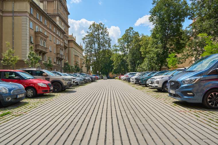 Nová parkovací místa ze zatravňovací dlažby mezi porubskými domy