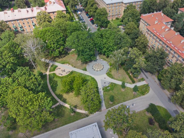 Letecký pohled na park u Domu kultury Poklad s kruhovým prostorem a fontánou