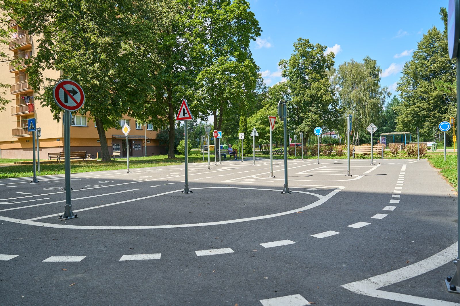 Dopravní hřiště v Porubě s dopravními značkami a vyznačenými jízdními pruhy