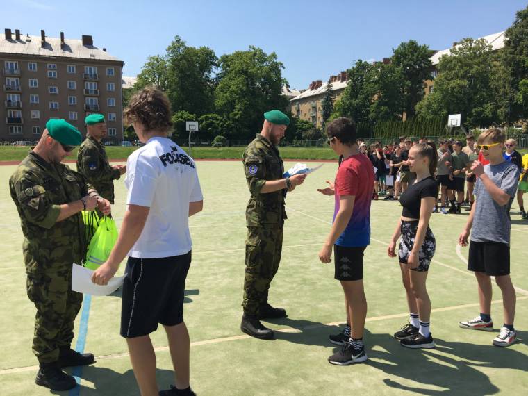 Současné venkovní hřiště Základní školy I. Sekaniny před plánovanou přestavbou