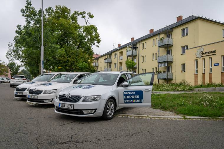 Vozy Senior expres Poruba před domem s pečovatelskou službou Harmonie