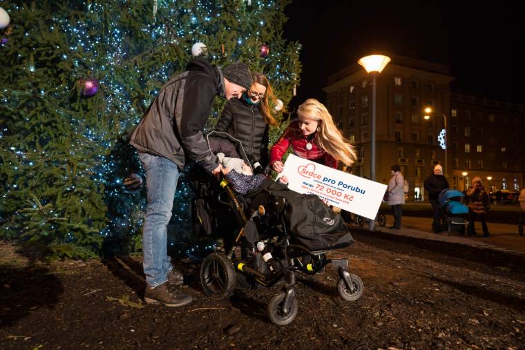 Předání daru ze sbírky Srdce pro Porubu u vánočního stromu na náměstí