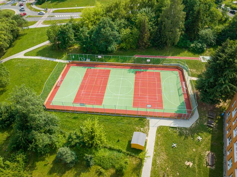 Nové multifunkční sportovní hřiště u Základní školy J. Valčíka z výšky