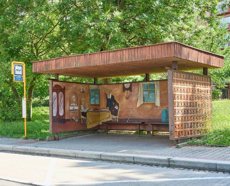 Zděný zastávkový přístřešek s výmalbou Danyho Figelyho v Ostravě-Porubě